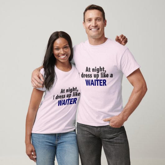 Nachts kleide ich mich wie ein Kellner T-Shirt (Unisex)