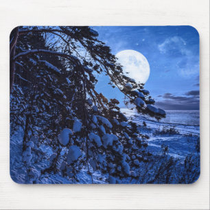 Nachts über schneebedeckten Tannenbaum und Meeresk Mousepad