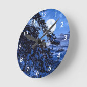 Nachts über schneebedeckten Tannenbaum und Meeresk Runde Wanduhr (Winkel)