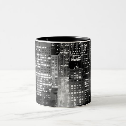 Nachtstadt-Tasse Zweifarbige Tasse (Mittel)