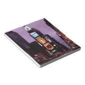 Nachtverkehr auf dem New York Times Square Notizblock (angewinkelt)