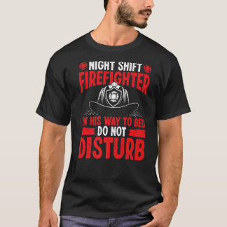 Nachtverschiebung Feuerwehrmann auf dem Weg ins Be T-Shirt