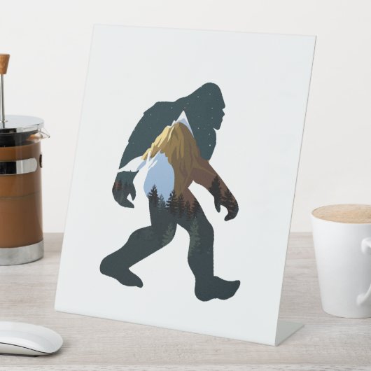 Nachtwald Bigfoot Sockelschild (In Situ)