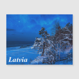 Nachtwinterszene mit schneebedeckten Kiefern Magnetkarte