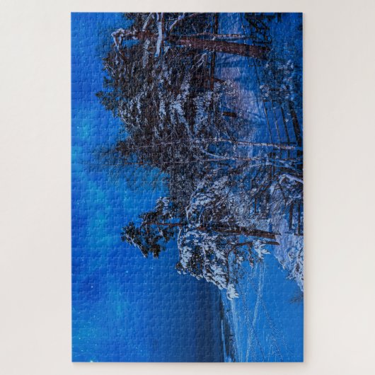 Nachtwinterszene mit schneebedeckten Kiefern Puzzle (Vertikal)