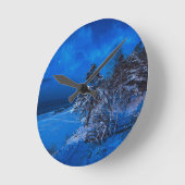 Nachtwinterszene mit schneebedeckten Kiefern Runde Wanduhr (Winkel)