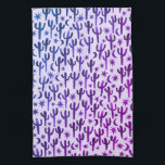 Nachtwüste Saguaro Cacti Muster Wasserfarbe Geschirrtuch<br><div class="desc">Dekorieren Sie Ihre Küche mit diesem lila und blauen Kakteen-Handtuch. Macht ein großartiges Hauswärme- oder Hochzeitsgeschenk! Sie können ihn anpassen und auch Text hinzufügen. Karo in meinem Shop für viel mehr Farben und Muster!</div>