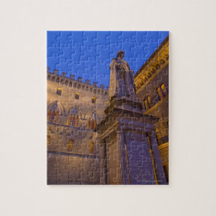 Nachtzeit im Marktplatz Salimbeni, Siena, Italien. Puzzle