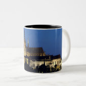 Nachtzeit in Prag, Tschechische Republik Zweifarbige Tasse (VorderseiteRechts)