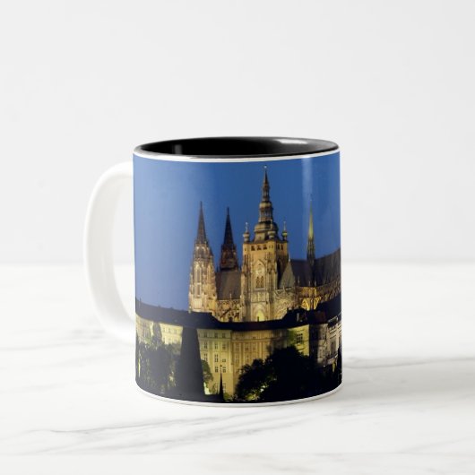 Nachtzeit in Prag, Tschechische Republik Zweifarbige Tasse (Vorderseite Links)