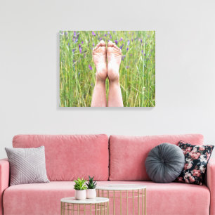 nackte Füße auf Wiesen-Wildblumen Leinwanddruck