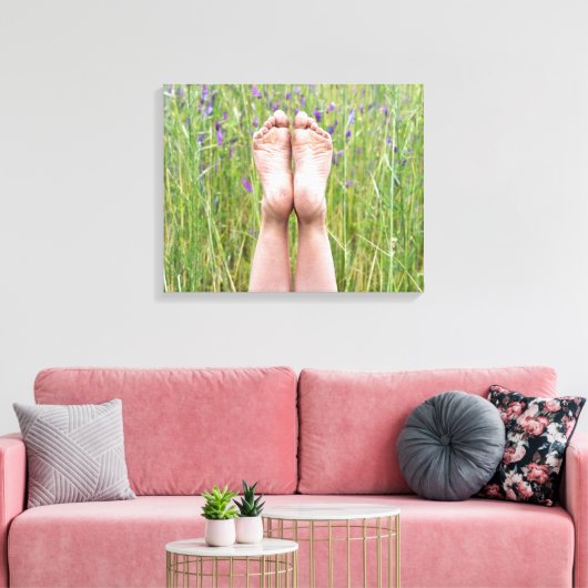 nackte Füße auf Wiesen-Wildblumen Leinwanddruck (Insitu (Wohnzimmer))