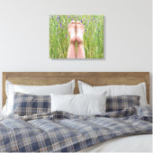 nackte Füße auf Wiesen-Wildblumen Leinwanddruck (Insitu (Schlafzimmer))