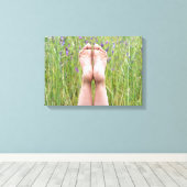 nackte Füße auf Wiesen-Wildblumen Leinwanddruck (Insitu (Holzboden))