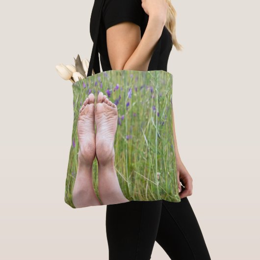 nackte Füße auf Wiesen-Wildblumen Tasche (Von Nahem)