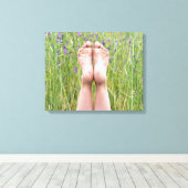 nackte Füße in Wildblumen Leinwanddruck (Insitu (Holzboden))