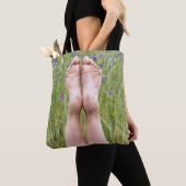 nackte Füße in Wildblumen Tasche (Von Nahem)