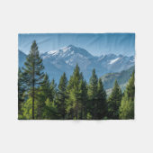 Nadelbäume mit Bergkulisse Fleecedecke (Vorderseite (Horizontal))