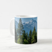 Nadelbäume mit Bergkulisse Kaffeetasse (Vorderseite Links)