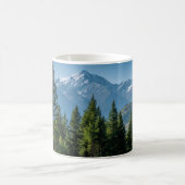 Nadelbäume mit Bergkulisse Kaffeetasse (Mittel)