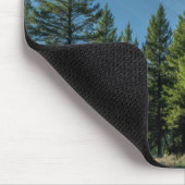 Nadelbäume mit Bergkulisse Mousepad (Ecke)