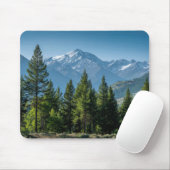Nadelbäume mit Bergkulisse Mousepad (Mit Mouse)