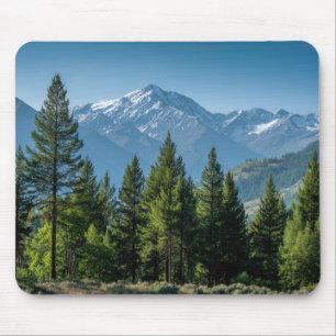Nadelbäume mit Bergkulisse Mousepad