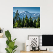Nadelbäume mit Bergkulisse Poster (Heimbüro)