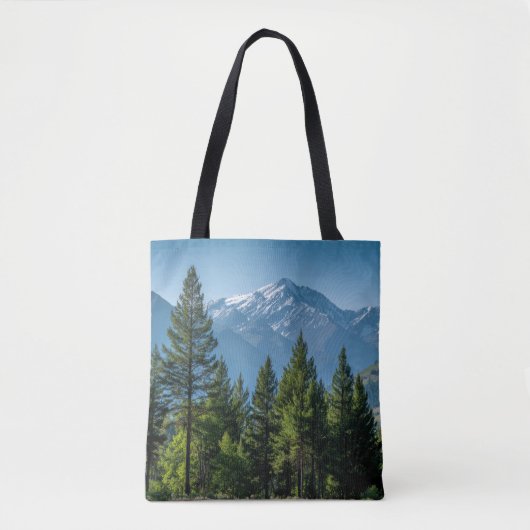 Nadelbäume mit Bergkulisse Tasche (Vorderseite)