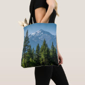 Nadelbäume mit Bergkulisse Tasche (Von Nahem)