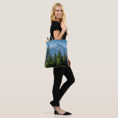 Nadelbäume mit Bergkulisse Tasche (Am Model)