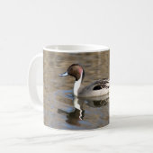 Nadelente schwimmt in einem Teich Kaffeetasse (Vorderseite Links)