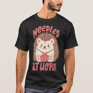 Nadeln bei der Arbeit - Strickender Igel T-Shirt