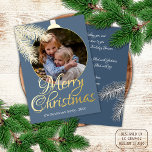 Nadeln Gold aus dem klassischen weißen Pine Tree Folien Feiertagskarte<br><div class="desc">Moderne Weihnachtsfeiertage Grußkarte mit weißen Kiefernnadeln Kränze Blätter Muster auf einem klassisch blauen grauen Hintergrund, mit echter Goldfolie Frohe Weihnachtswunsch Text. Mit Option und Raum, um den Text, Familienname und Jahresdatum, und fügen Sie ein persönliches Foto Ihrer Wahl auf der Vorderseite, und eine anpassbare Saison Grußmeldung auf der Rückseite der...</div>