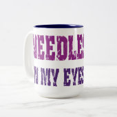 Nadeln in meinen Augen! Pilz-E Tasse (Vorderseite Links)