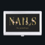 Nägel | Goldflorale Typografie in Schwarz Visitenkarten Dose<br><div class="desc">Der elegante und stilvolle Nagelsalon mit Visitenkartenleser bietet moderne Imitate mit Goldtypografie und prächtigen,  rosa,  goldfarbenen und schwarzen Aquarellfarben-Blume für einen rundum Trend-Look.</div>