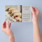 Nagel-Salon mit eleganten Maniküren Flyer (Handgriff)