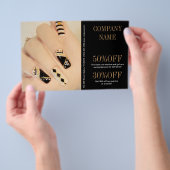 Nagel-Salon mit gürtelig-eleganter Maniküre Flyer (Handgriff)