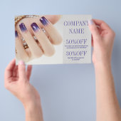 Nagel-Salon mit gürtelig-eleganter Maniküre Flyer (Handgriff)