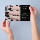 Nagel-Salon mit gürtelig-eleganter Maniküre Flyer (Handgriff)