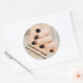 Nagel-Salon mit gürtelig-eleganter Maniküre Runder Aufkleber (Umschlag)