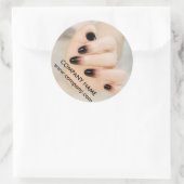 Nagel-Salon mit gürtelig-eleganter Maniküre Runder Aufkleber (Tasche)