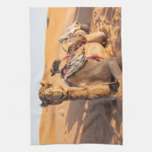 Nah auf lustigem Kamel in der Wüste Oman Wahiba Geschirrtuch (Vertikal)