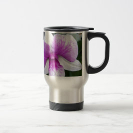 nah aus einer wunderschönen lila-weißen Orchidee Reisebecher