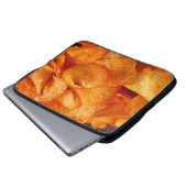 Nah aus saftig, knusprig, Pommes frites auf schwar Laptopschutzhülle (Vorne Knopf)