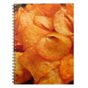 Nah aus saftig, knusprig, Pommes frites auf schwar Notizblock