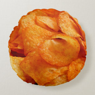 Nah aus saftig, knusprig, Pommes frites auf schwar Rundes Kissen