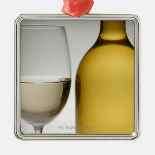 Nah oben vom Glas des weißen Weins und der Ornament Aus Metall