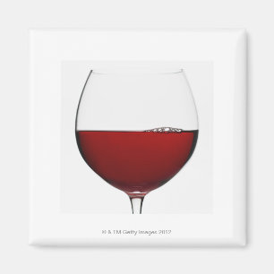 Nah oben vom Glas Rotwein auf Weiß Magnet