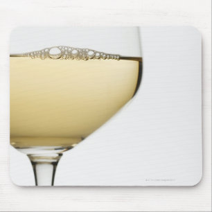 Nah oben vom Glas weißem Wein auf Weiß Mousepad